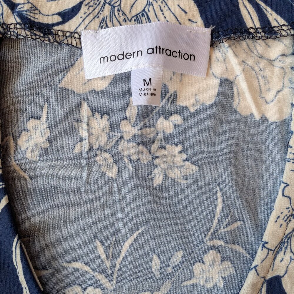 Modern Attraction Navy Floral Tank Top V-Neck Strappy Back Size M - Picture 5 of 6